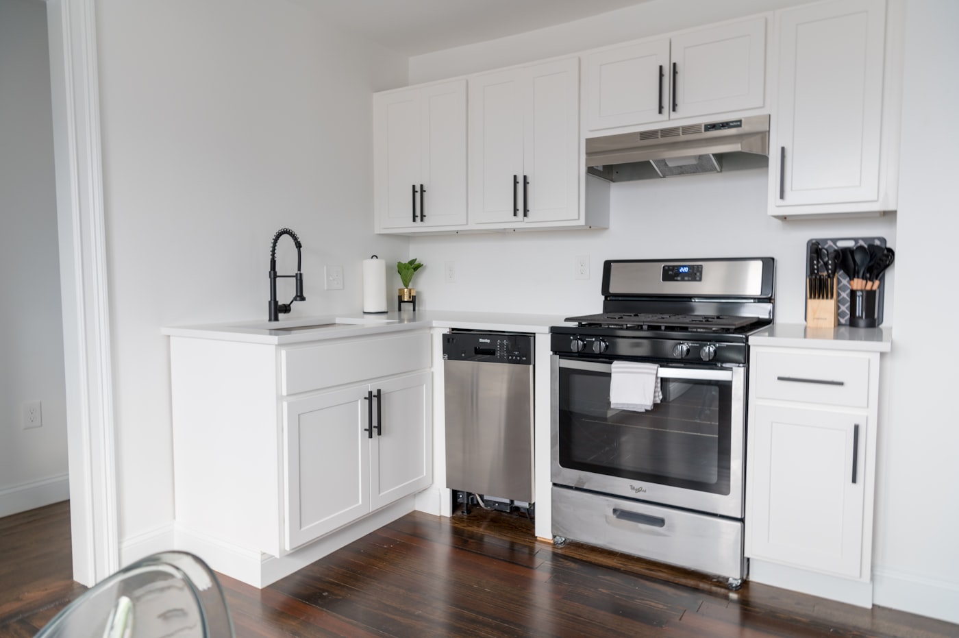 Cucina urbana minimalista con piano in marmo
