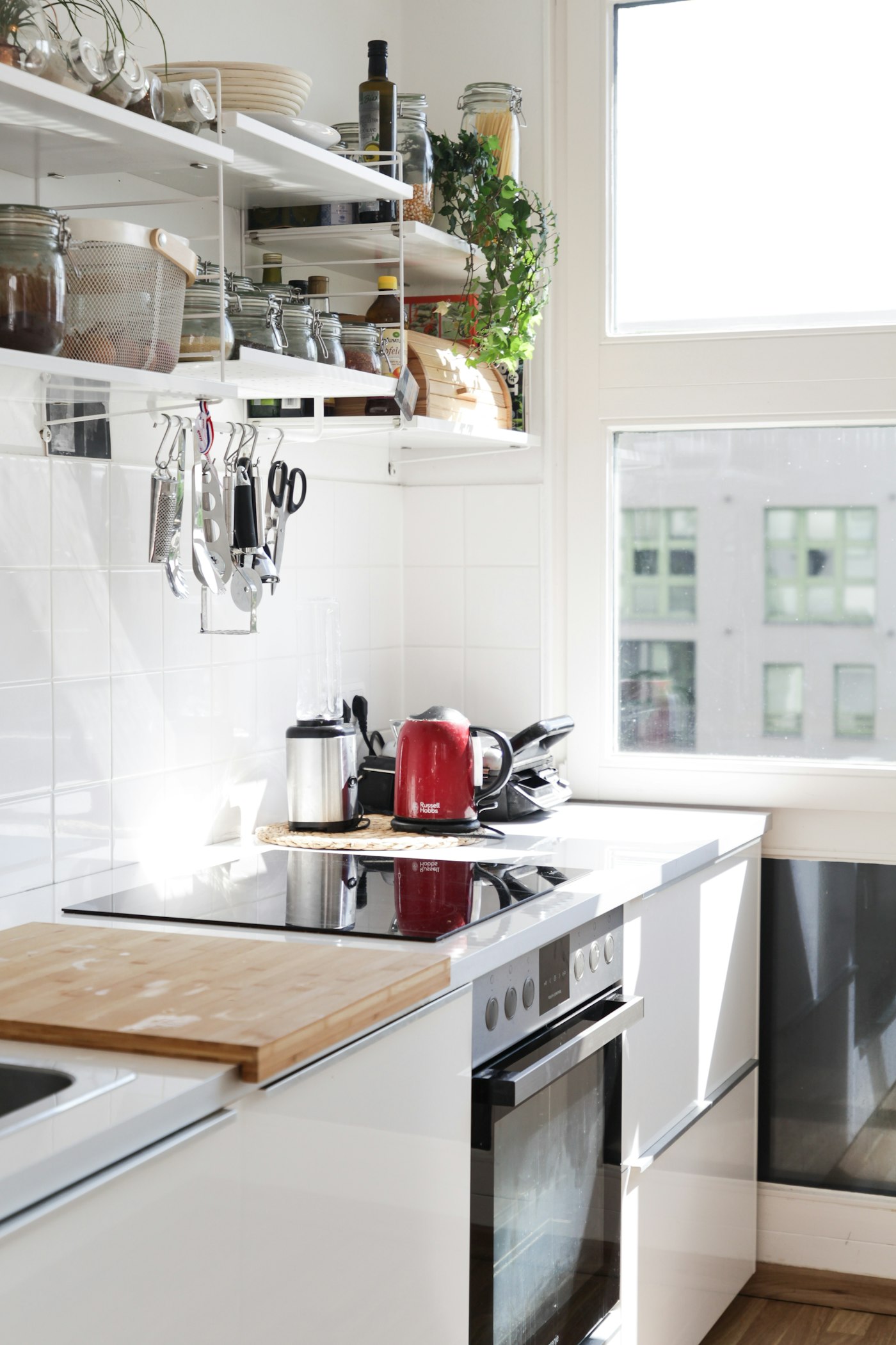Cucina di un appartamento moderno con armadi su misura