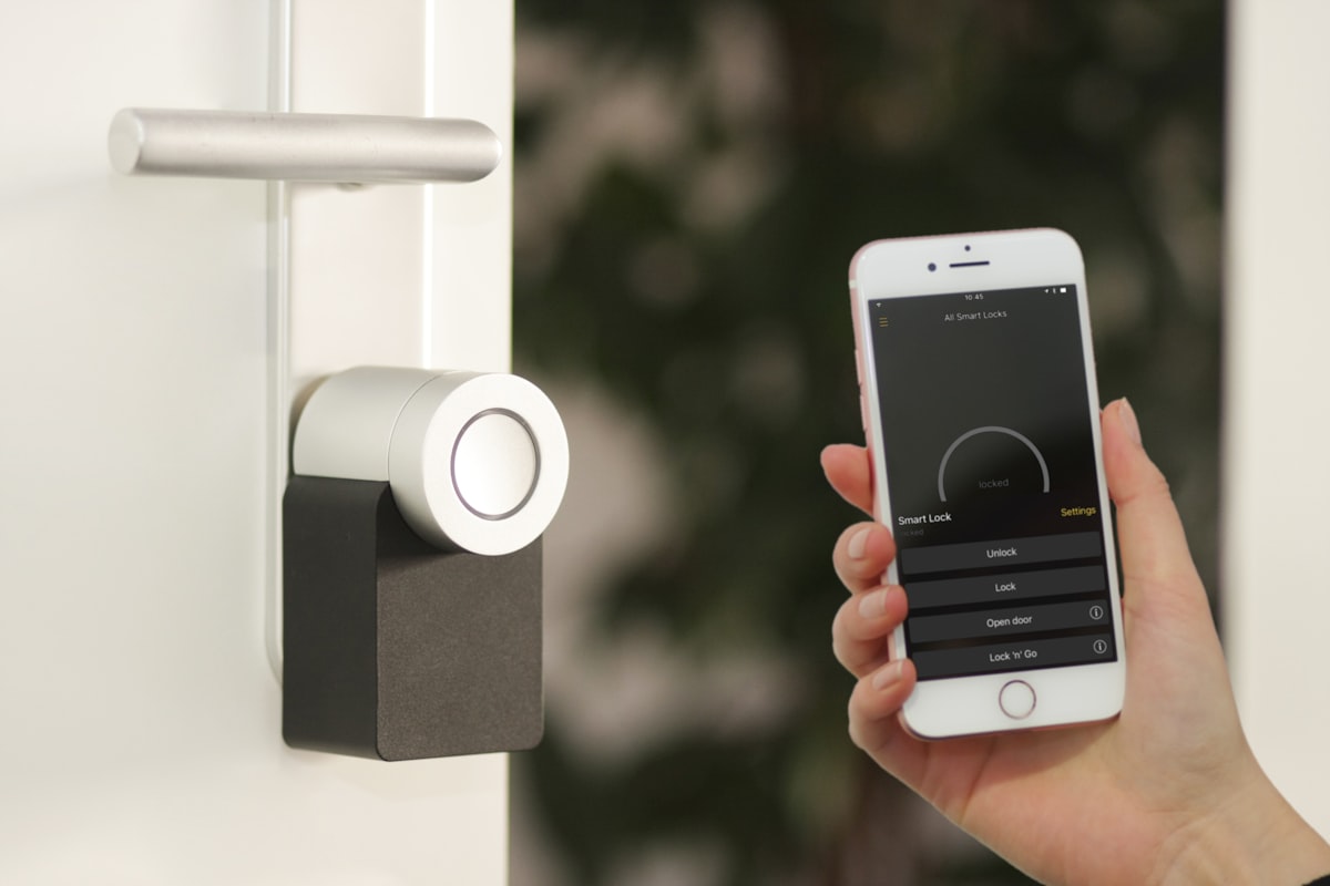 Dispositivo smart home in un appartamento urbano